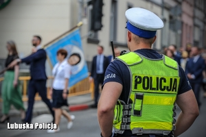 policjant zabezpiecza przemarsz