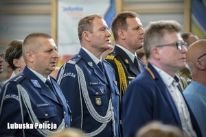 policjanci podczas uroczystości zakończenia roku szkolnego