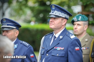 policjanci podczas przemarszu