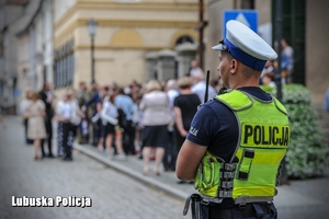 policjant zabezpiecza przemarsz