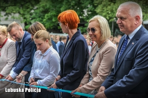 zaproszeni goście przecinają wstęgę