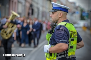 policjant zabezpiecza przemarsz