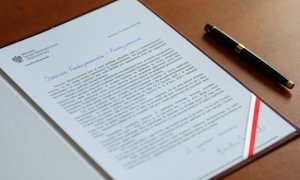 list ministra Joachima Brudzińskiego leżący na stole