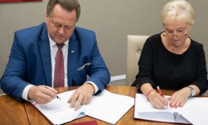 minister i kobieta podpisują porozumienie