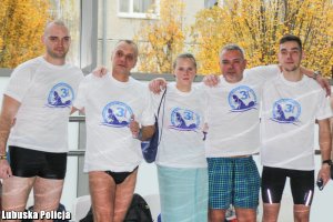 policjanci na basenie