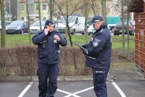 policjanci w trakcie ćwiczeń