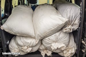 worki z zawartością nielegalnej kontrabandy