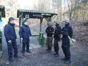 policjanci rozmawiają z uczniami klas mundurowych w trakcie ćwiczeń