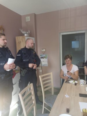 policjancie rozmawiają z seniorami