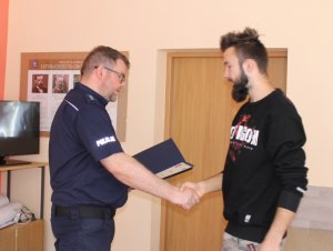 Zastępca Komendanta Powiatowego Policji w Międzyrzeczu wręcza dyplom