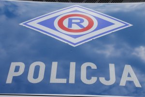 maska policyjnego radiowozu ruchu drogowego z napisem : POLICJA i literą R
