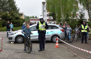 policjant tłumaczy chłopcu jak pokonać tor