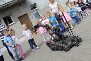 robot u dzieci w przedszkolu