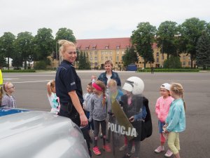 policjantka z dziećmi