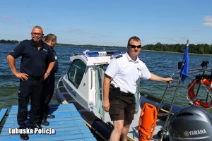 policjanci na pomoście przy policyjnej łodzi