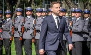 prezydent Polski Andrzej Duda w tle policjanci w szyku