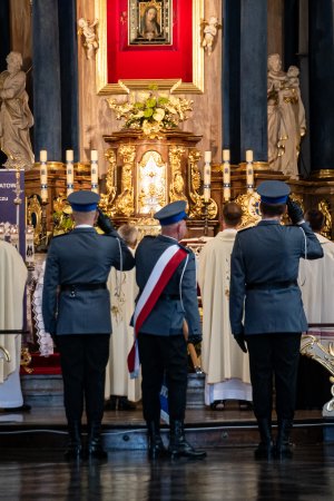 policjanci ze sztandarem przed ołtarzem