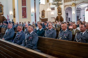 policjanci na mszy z okazji Powiatowych Obchodów Święta Policji