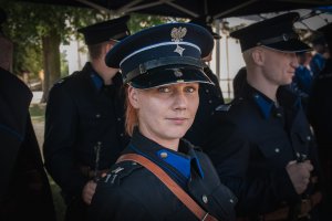 dziewczyna w policyjnym mundurze historycznym