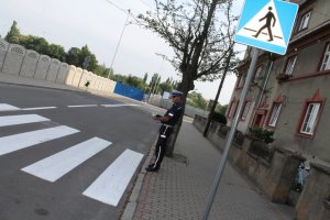 policjant przy przejściu dla pieszych