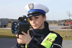 policjantka sprawdza prędkość