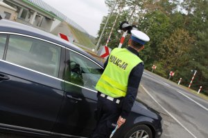 policjant obserwuje drogę