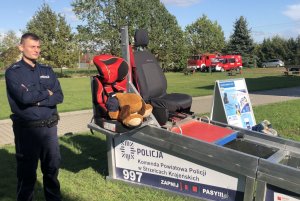 POLICJANT PRZY SYMULATORZE ZDERZEŃ