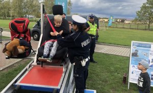 POLICJANTKA ZAPINA PASY DZIECKU