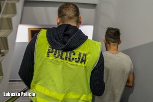 policjant prowadzi mężczyznę