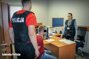 policjanci z zatrzymanym