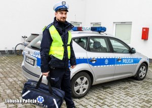 policjant przy radiowozie