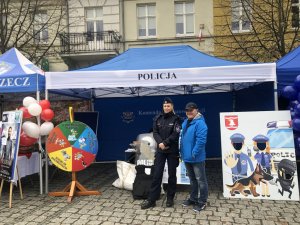 policjantka i mężczyzna przy namiocie promocyjnym