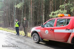 policjant i strażnik leśny przy samochodzie