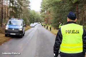 policjanci i radiowóz przy drodze