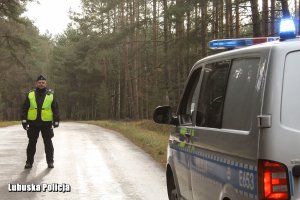 policjant stoi na drodze