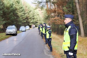 policjanci i radiowozy przy drodze