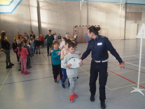 policjantka z dziećmi