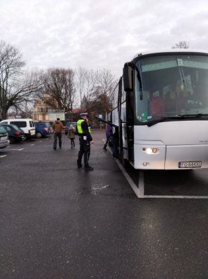 policjant kontroluje autokar