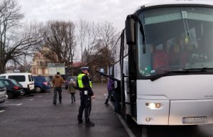 policjant kontroluje autokar