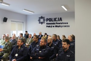 policjanci na odprawie