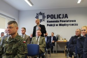 policjanci na odprawie