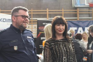 policjanci na targach pracy