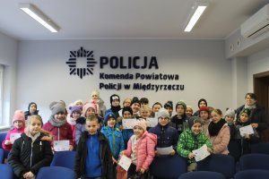 dzieci na sali w komendzie policji