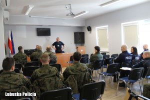 żołnierze i policjanci w trakcie szkolenia