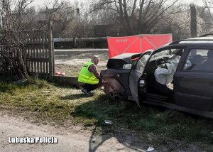 policyjny technik dokonuje oględzin pojazdu