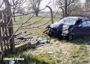 pojazd z widocznymi uszkodzeniami przedniej części samochodu