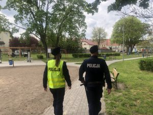 policjanci w trakcie patrolu pieszego placu zabaw