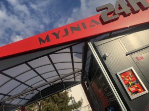 napis umieszczony na myjni o treści: Myjnia 24h