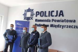 pamiątkowe zdjęcie komendanta i funkcjonariuszy służby więziennej