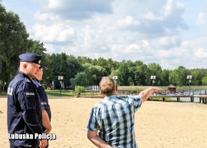 policjancie w trakcie kontroli plaży